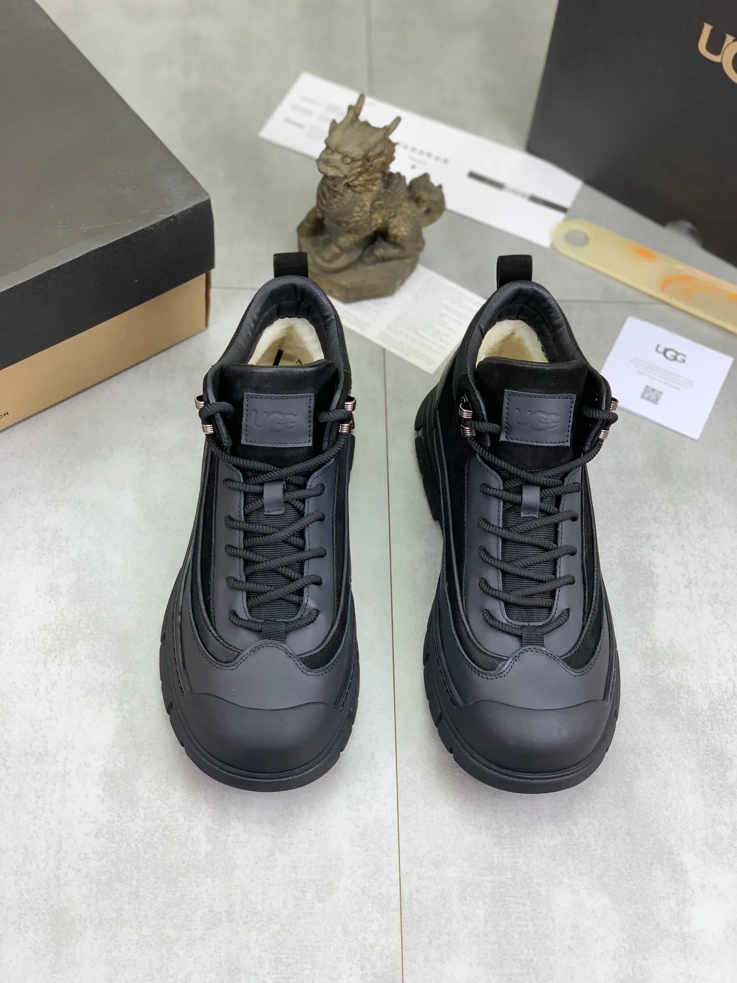 Men's Men's Shoes P620 [New Style] 💰 🆘 "Real Wool" [UGG] 👉 Popular men's shoes official website synchronization 🔰 Genuine quality [proud] is not comparable to the imitations in the general market 🌀 The upper is imported Italian frosted cowhide, and the lining: foot pad 🅰️ grade 🐑 real wool 👻 Only Grade A can show the effect The hand feels smooth and delicate 🔱The shoe shape is grand, only genuine factories can achieve it 🎄The perfect toughness of the original outsole 👻⬛️ allows customers to bid farewell to one-time consumption. Real wool lining, super warm. 3️⃣Colors available Sizes: 38-44